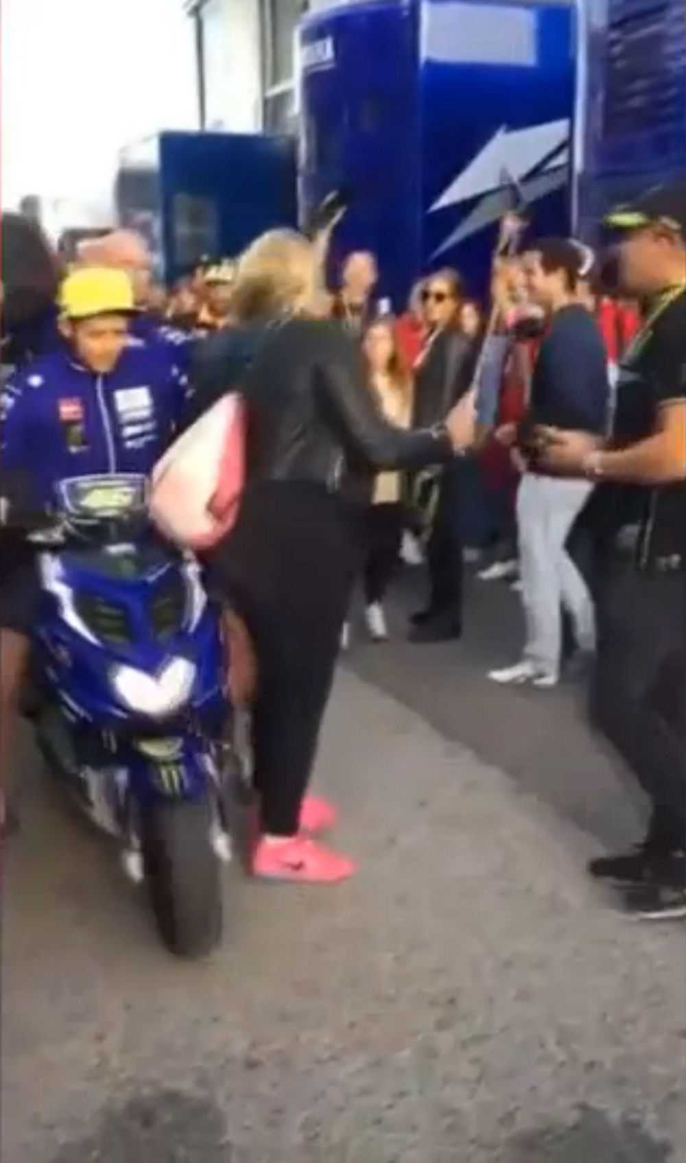 Valentino Rossi da una patada a una aficionada