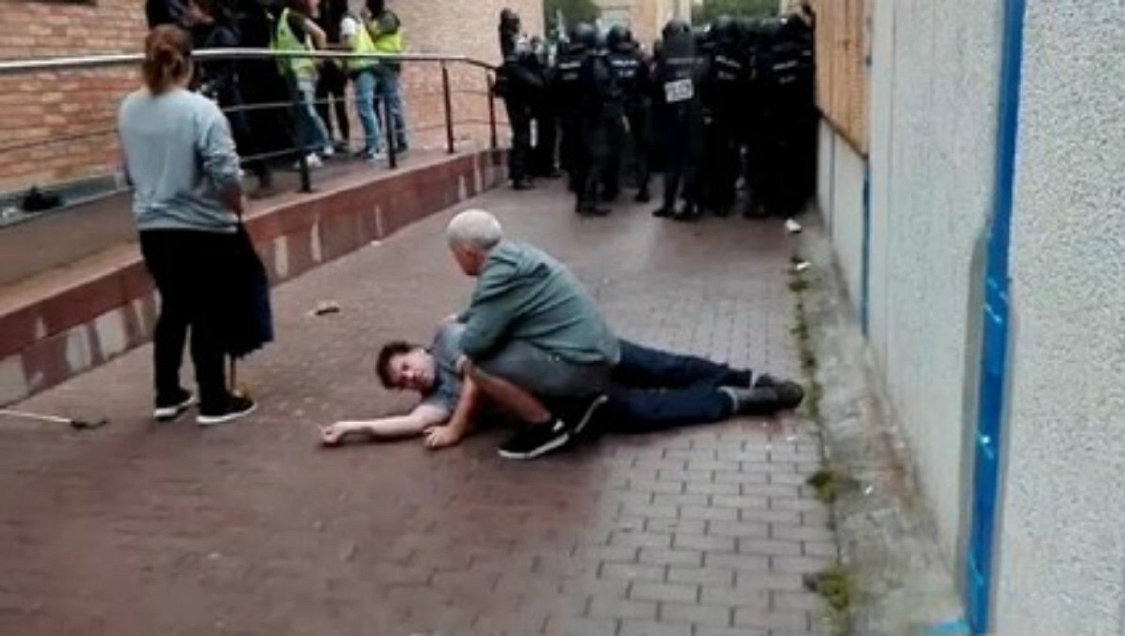 Un policia de la escuela Àgora se exculpa y acusa a un compañero de dar golpes de porra a la cabeza