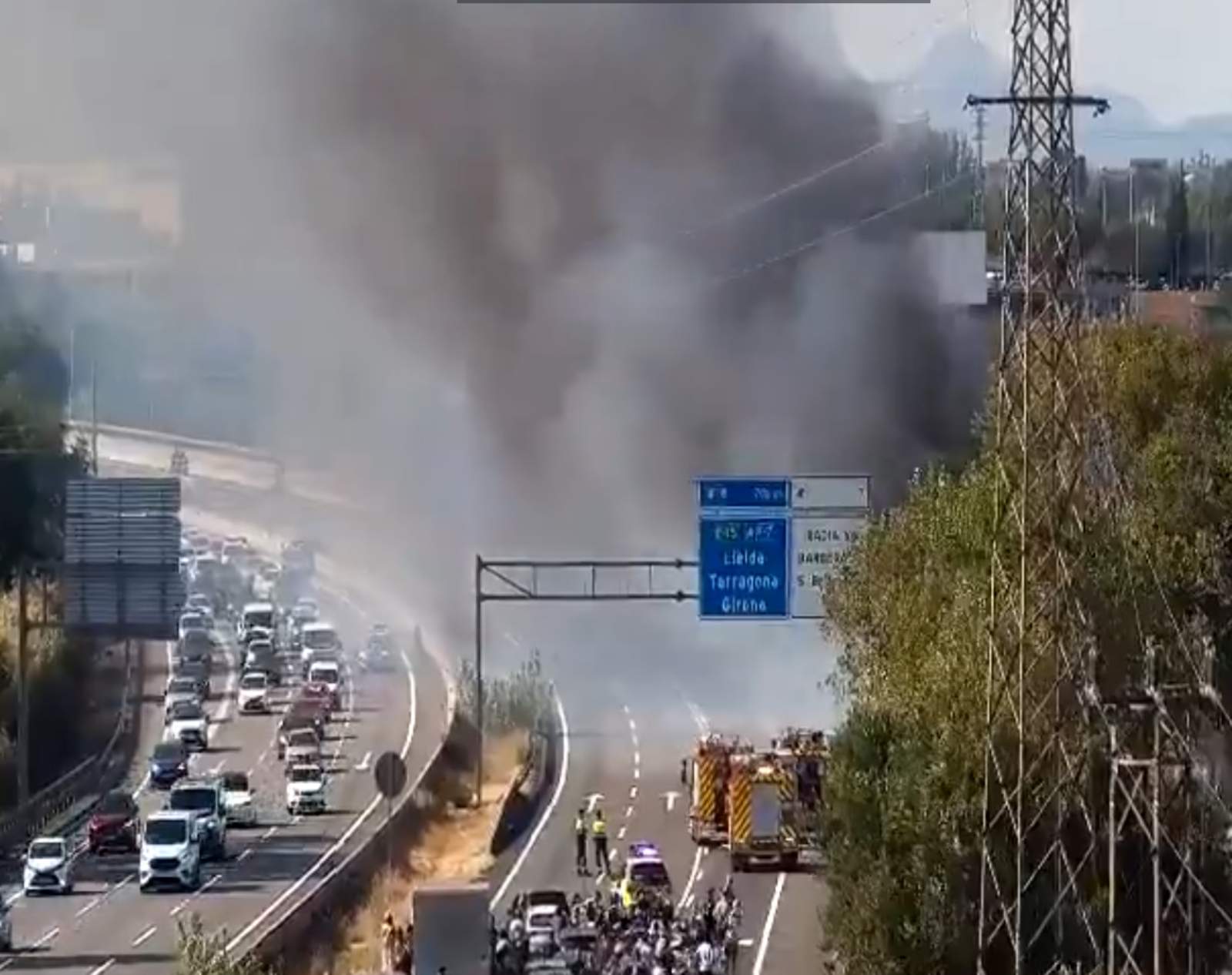 Estabilitzat l'incendi de vegetació de Ripollet que ha obligat a tallar la carretera C-58