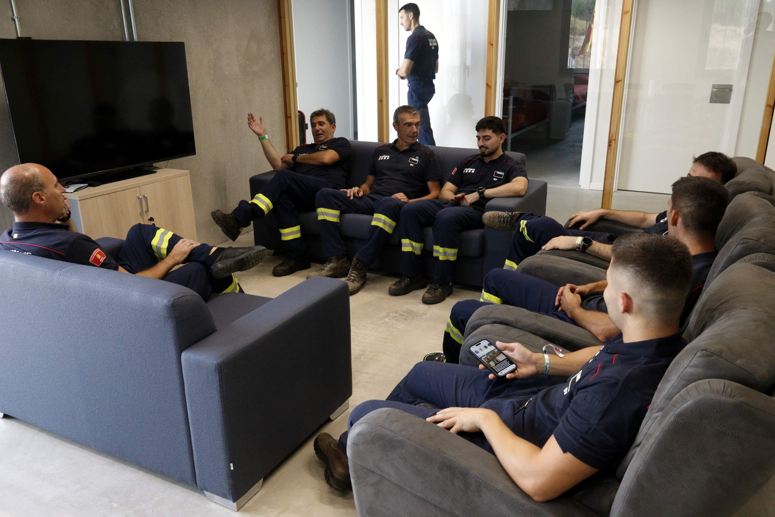 Bombers voluntaris de Seròs al nou equipament. Foto: ACN