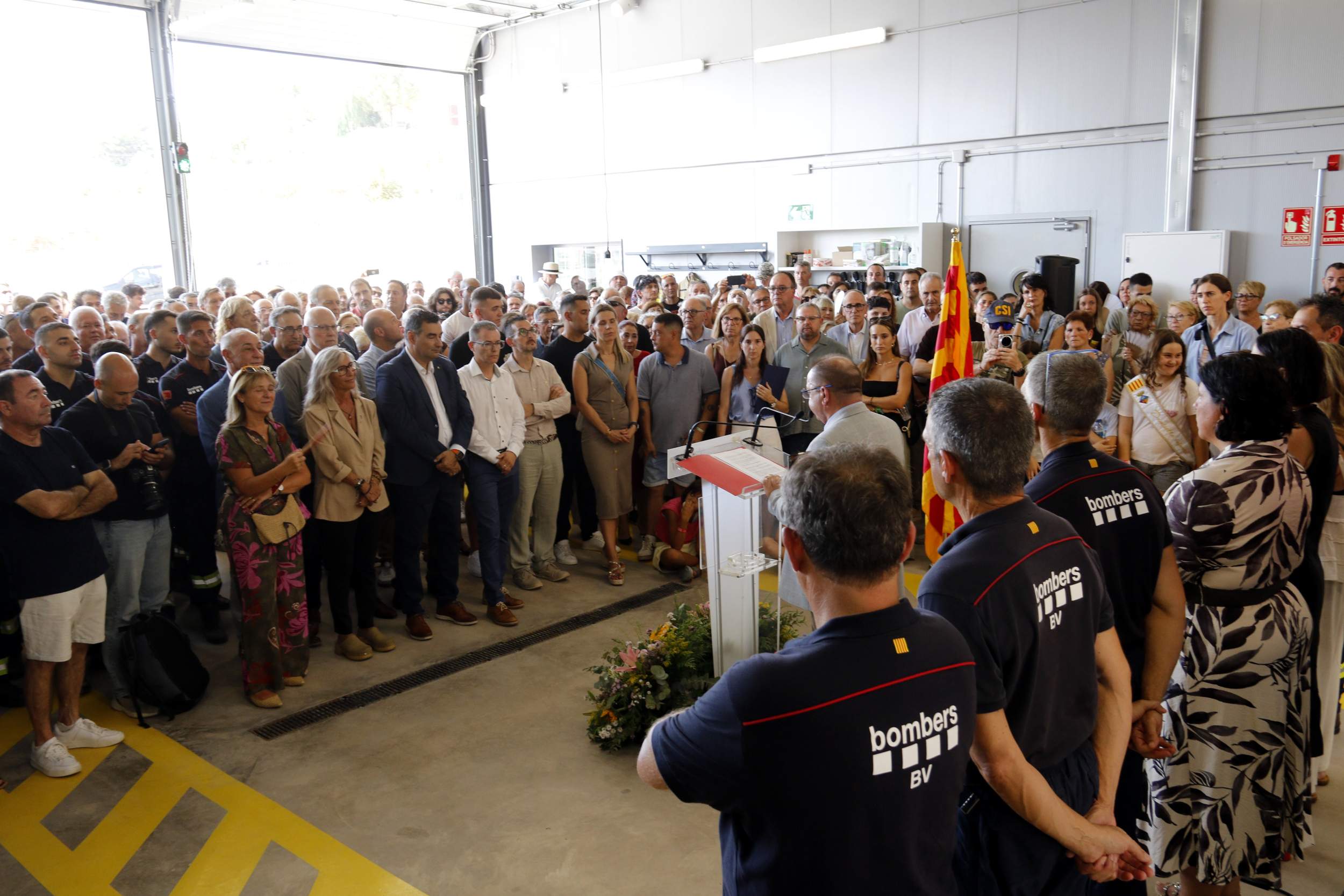 Centenars de veïns a la inauguració del parc de bombers voluntaris de Seròs, que ha coincidit amb la festa major. Foto: ACN