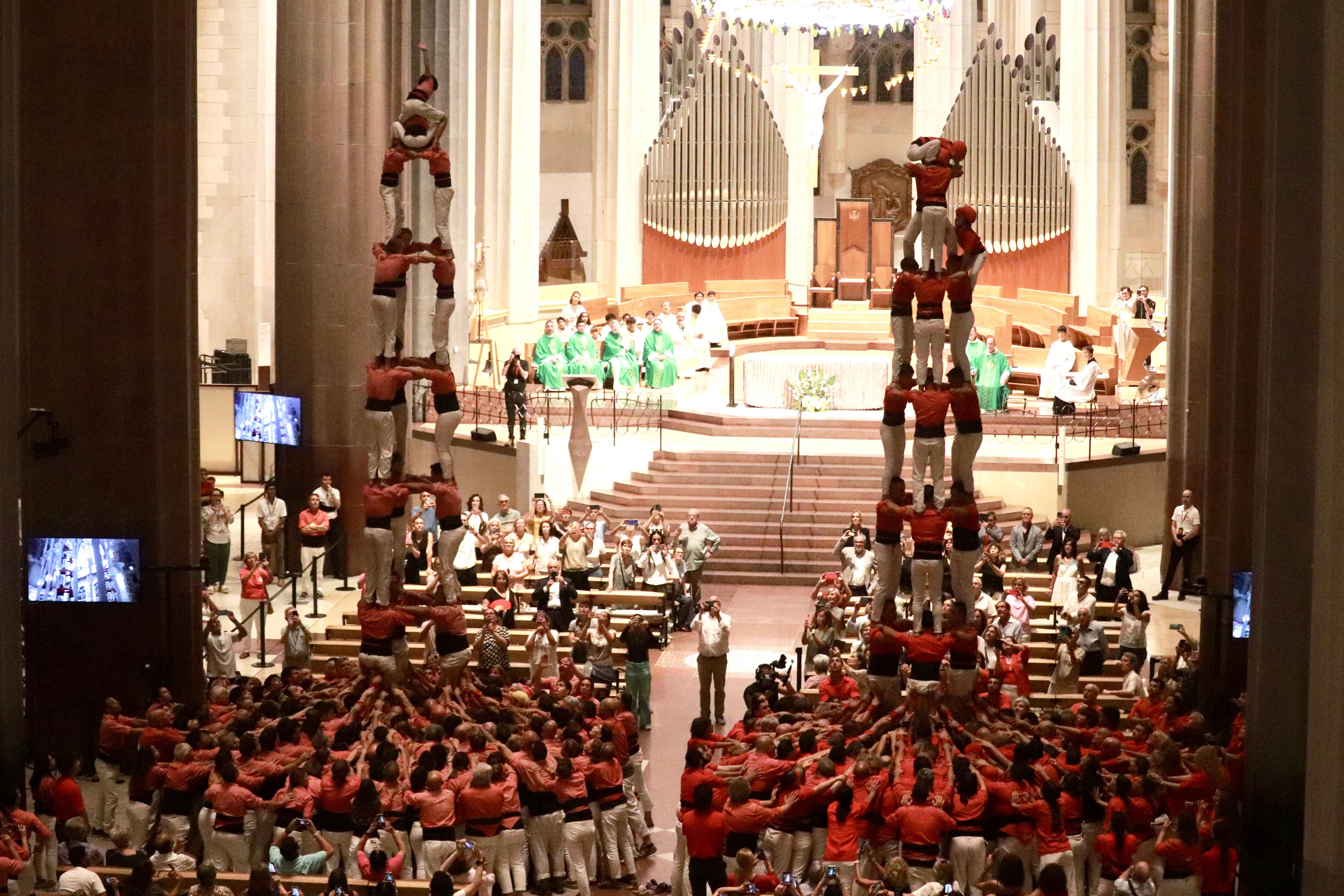 La Vella i la Joves dels Xiquets de Valls aixequen els seus castells a la Sagrada Família