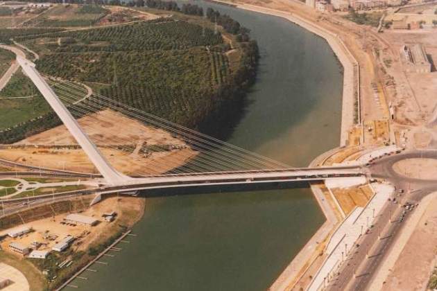 El 'Puente del Alamillo', prop de l'EXPO de Sevilla El 'Puente del Alamillo', prop de l'EXPO de Sevilla