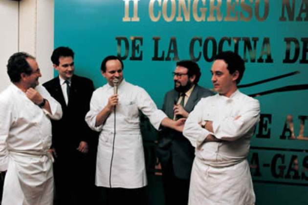oël Robuchon, rodeado por Juan Mari Arzak, Antoine Hernández, Rafael García Santos y Ferran Adrià. / Foto: ElBullifoundation oël Robuchon, rodeado por Juan Mari Arzak, Antoine Hernández, Rafael García Santos y Ferran Adrià. / Foto: ElBullifoundation