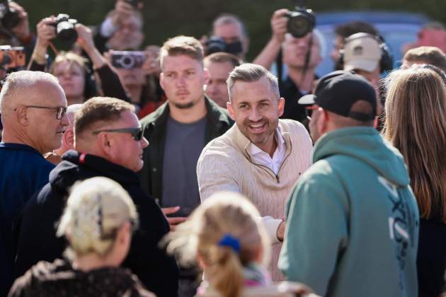 Siegmund saluda a fieles de la AfD en Sajonia-Anhalt / EFE Siegmund saluda a fieles de la AfD en Sajonia-Anhalt / EFE
