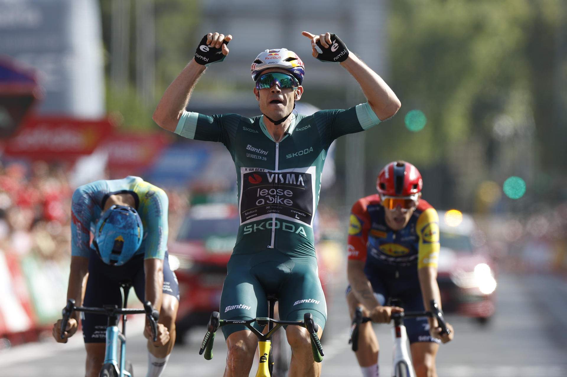 Van Aert no perdona a Còrdova i Mas conserva el mallot vermell abans del descans de la Vuelta