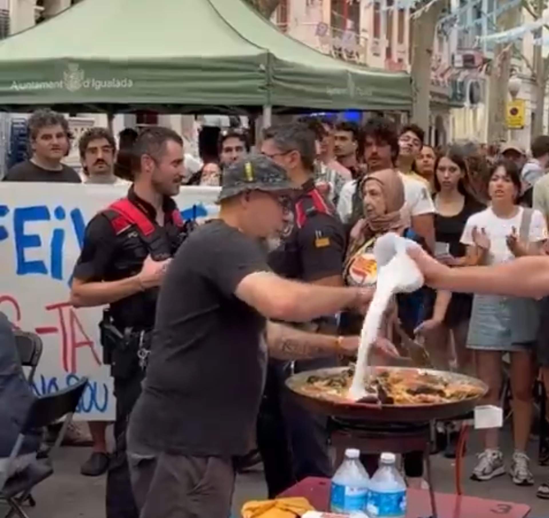 Tres antifeixistes citats a declarar per la protesta que va acabar amb sal a la paella d’Aliança Catalana