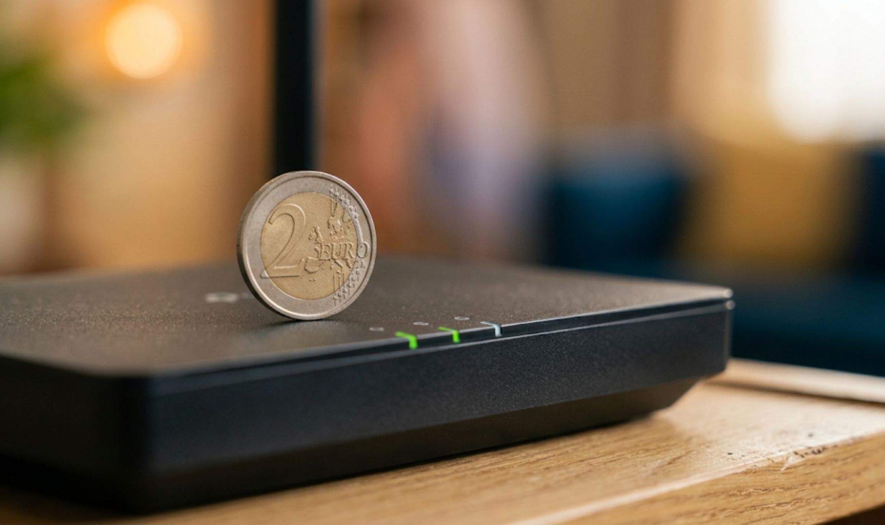 El truc de la moneda sobre el rúter per millorar el wifi s'ha fet viral, però hi ha un problema