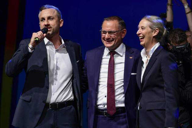 Siegmund, Chrupalla i Weidel celebren els resultats de l'AfD / EFE Siegmund, Chrupalla i Weidel celebren els resultats de l'AfD / EFE