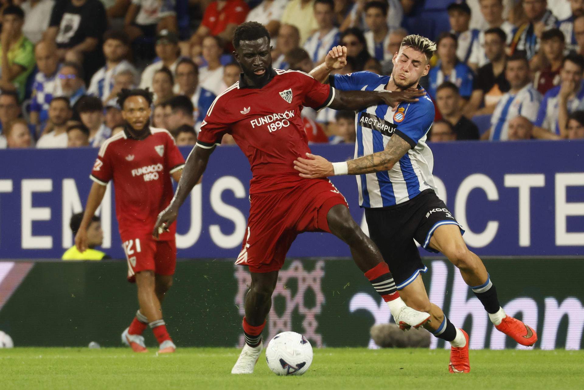 L'Espanyol salva un punt agredolç en l'última acció contra un Sevilla amb 10 (1-1)