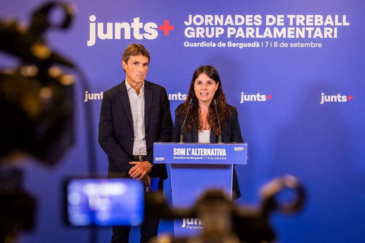 Junts acusa Illa i Niubó de no moure "ni un dit" amb la crisi educativa i exigeix cessaments aquest mes