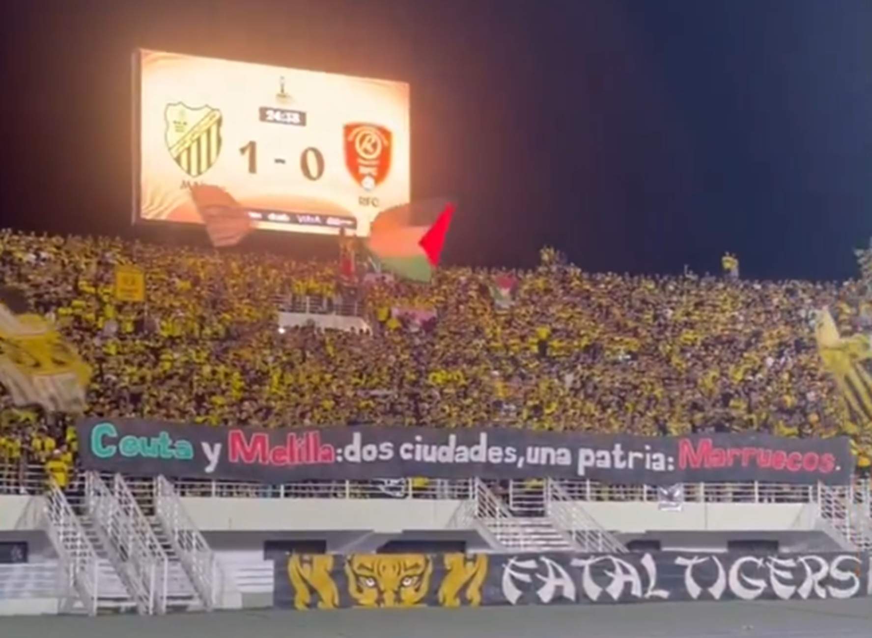 Els ultres del MAS Fes marroquí reclamen Ceuta i Melilla per al Marroc amb un polèmic tifo