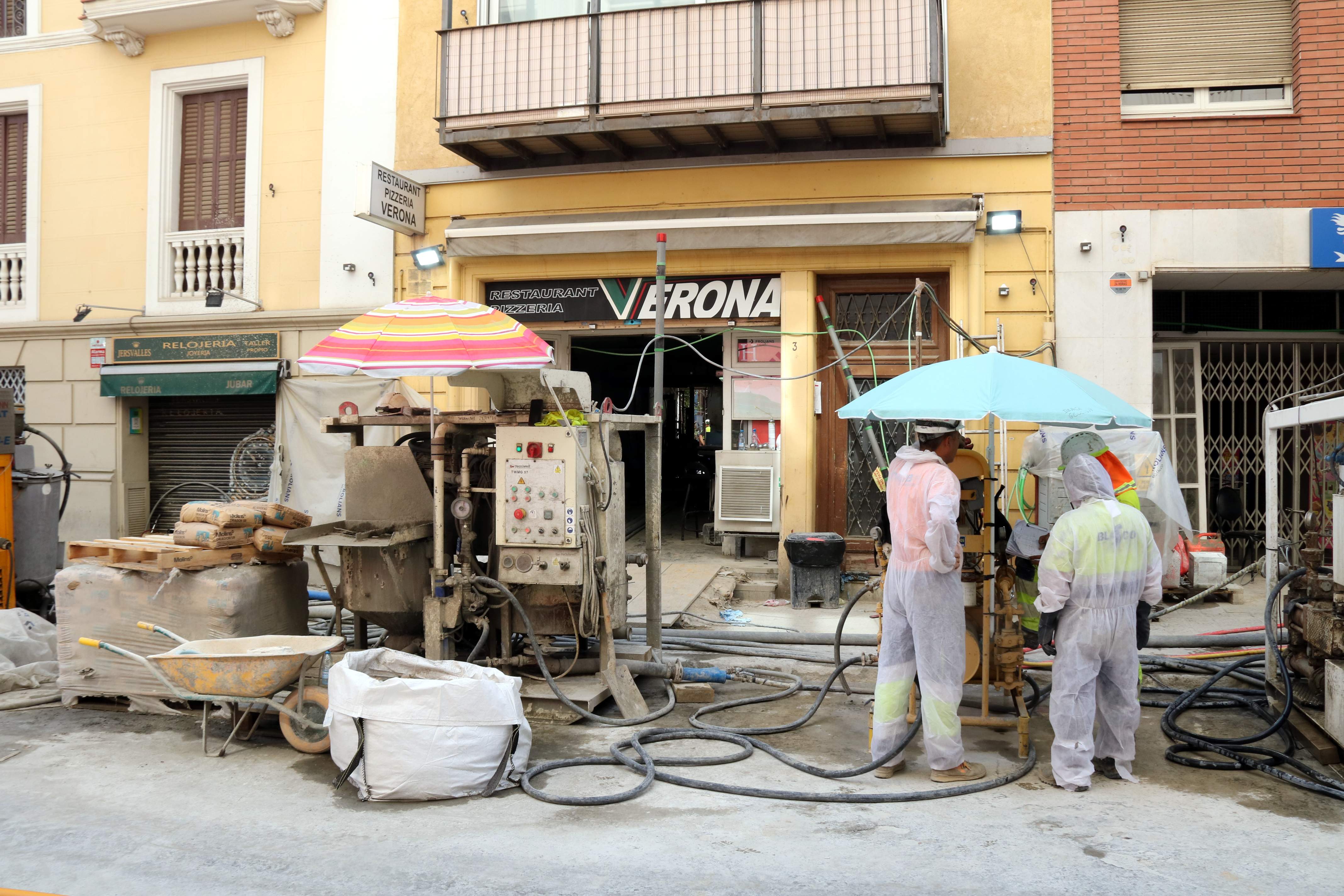 Els veïns afectats per l'esvoranc de l'L9 presentaran una demanda per reclamar danys