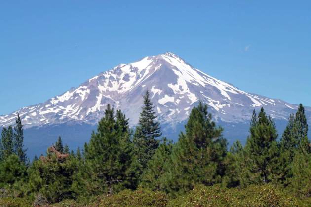Monte Shasta en el camino por la ruta de Clear Creek Monte Shasta en el camino por la ruta de Clear Creek