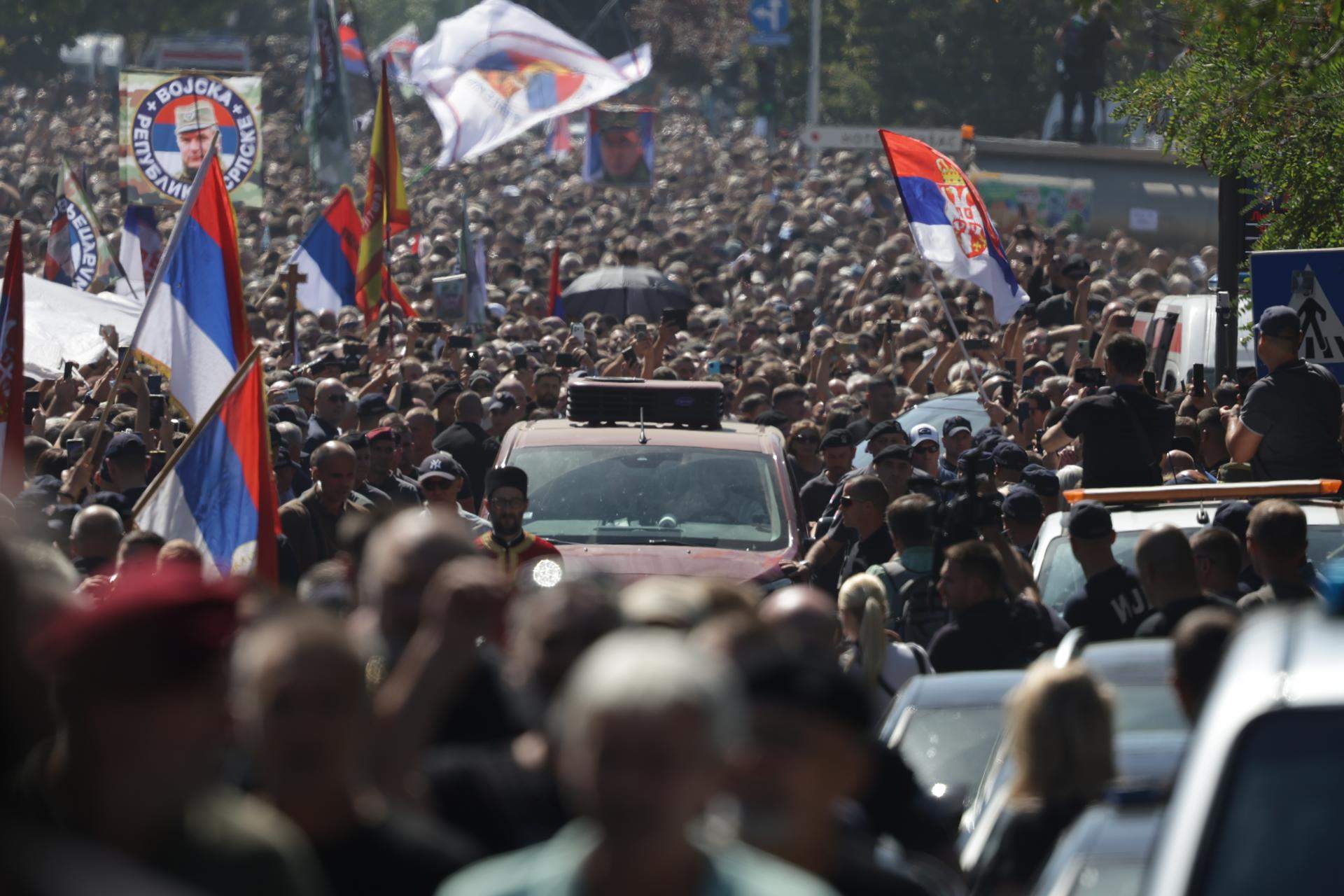 Milers de serbis acomiaden com un heroi Ratko Mladić, el 'carnisser de Bòsnia'