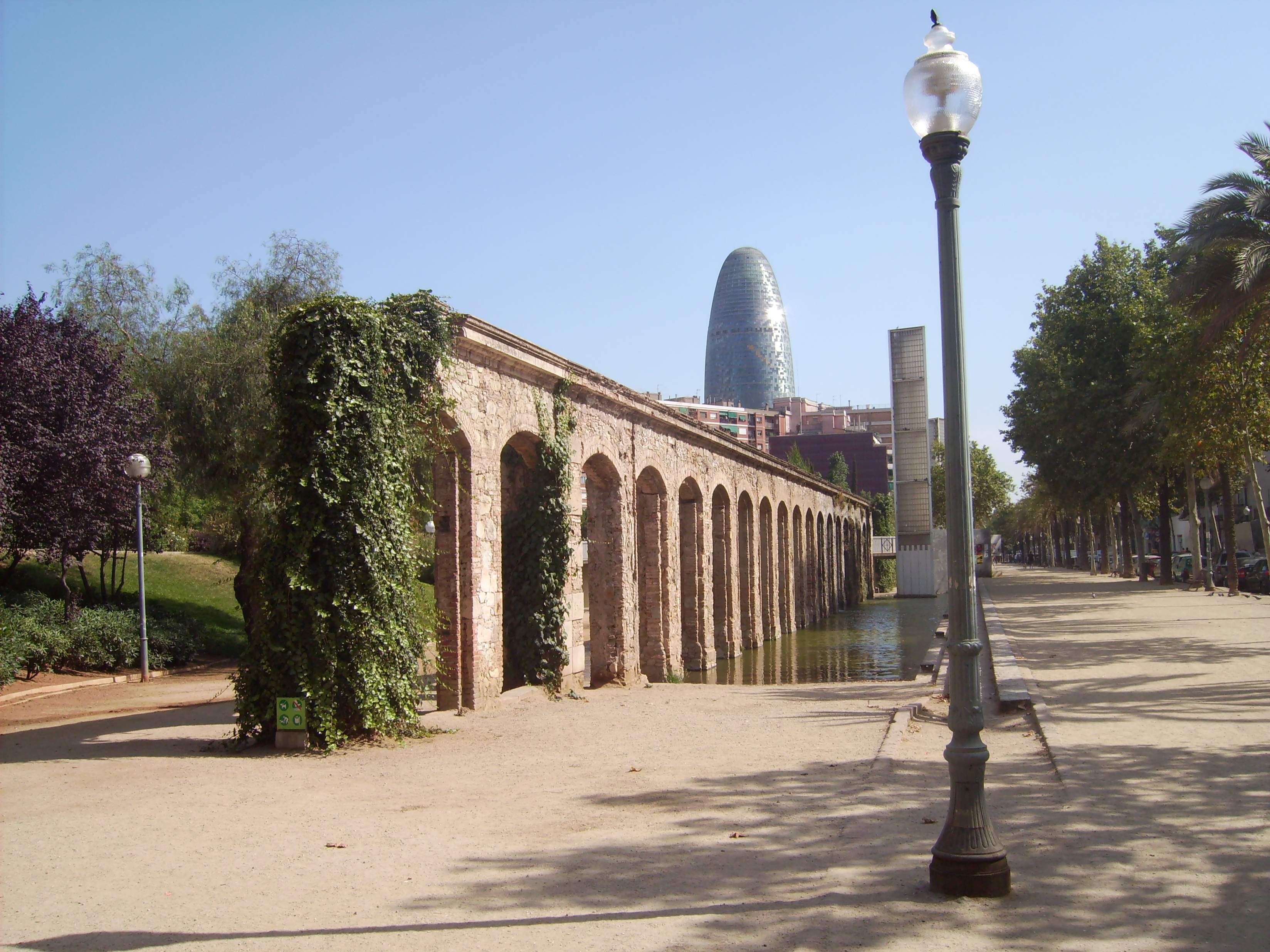 En marcha la rehabilitación de las fachadas de los antiguos Talleres de Renfe del parque del Clot