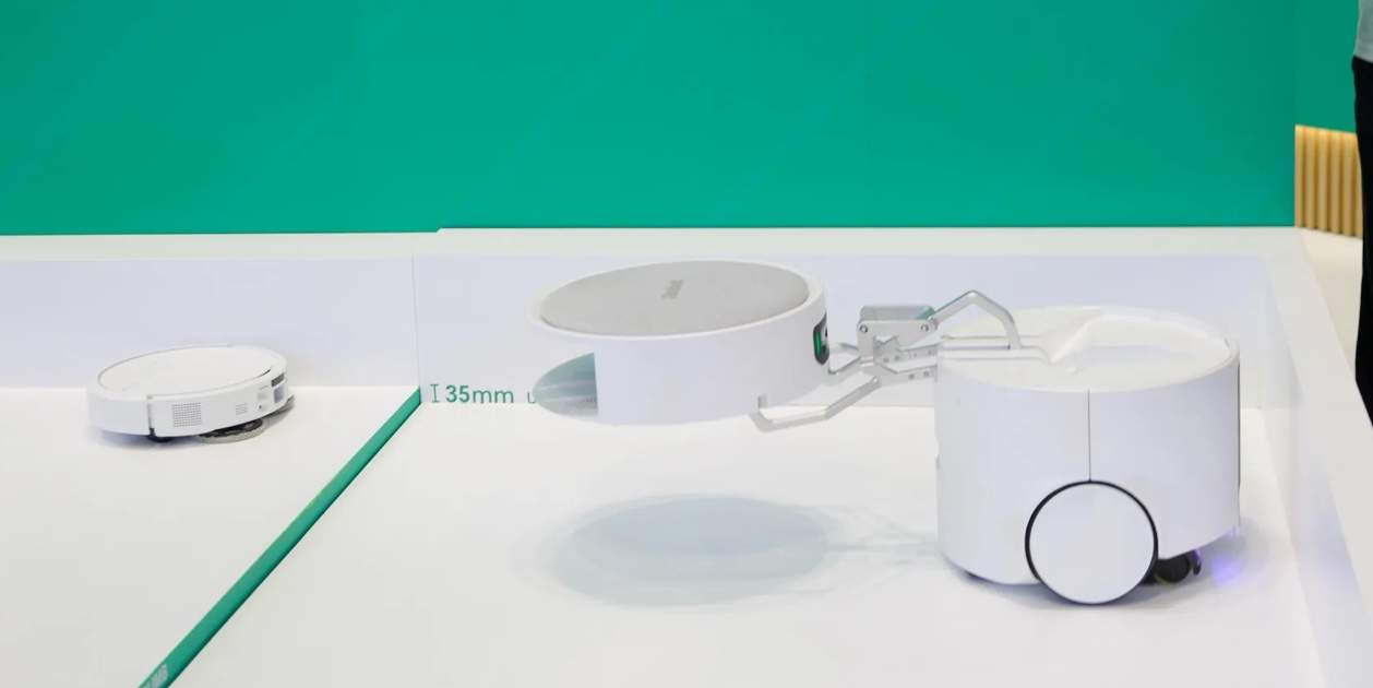 Un robot aspirador que transporta un altre robot aspirador: així és el Roomba Duo