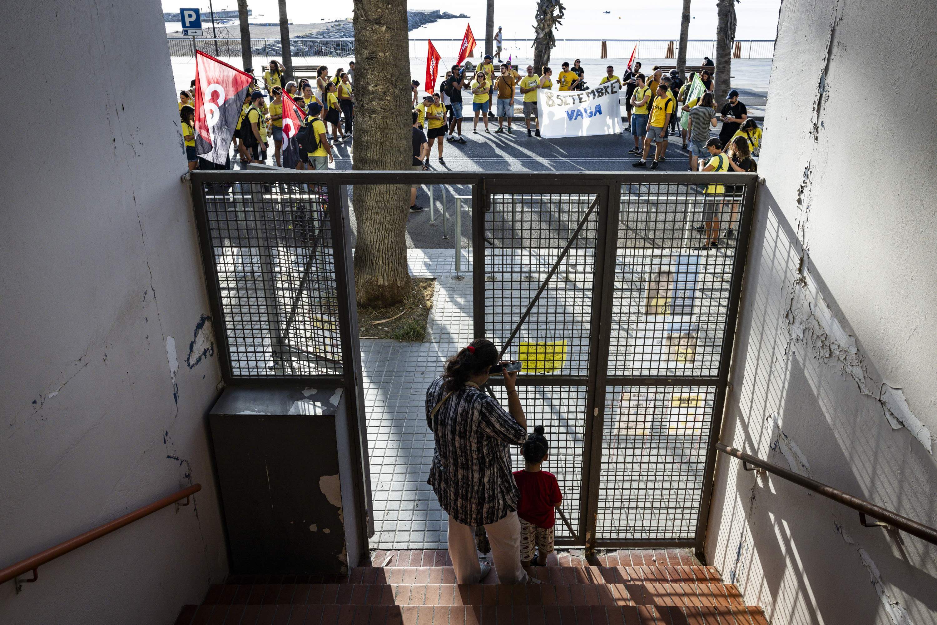 Tornada escola 2026, Escola Alexandre Galí manifestació columna passeig maritim / Foto: Carlos Baglietto