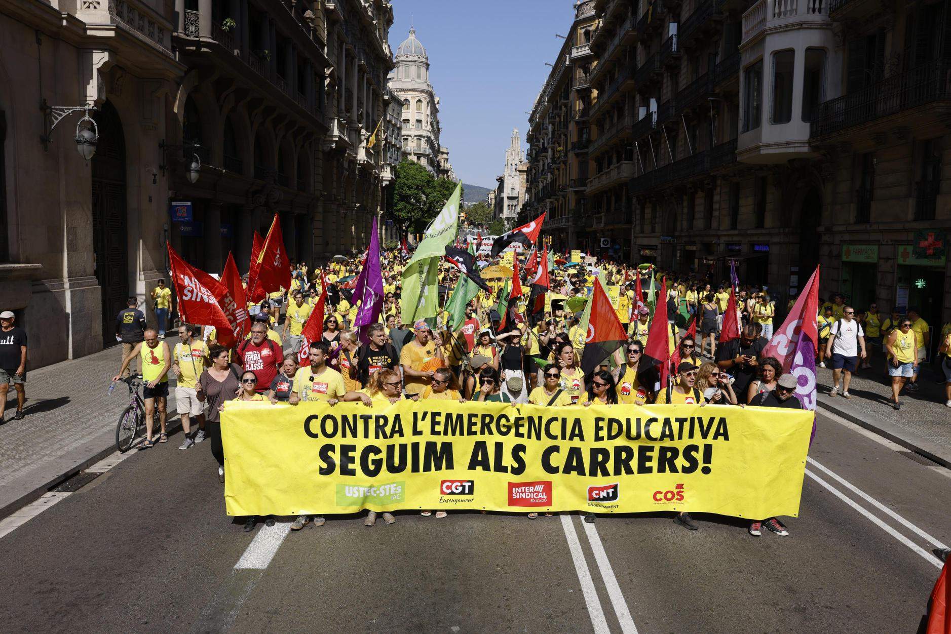 Los maestros vuelven a las calles y convierten el primer día del curso en un nuevo pulso al Govern
