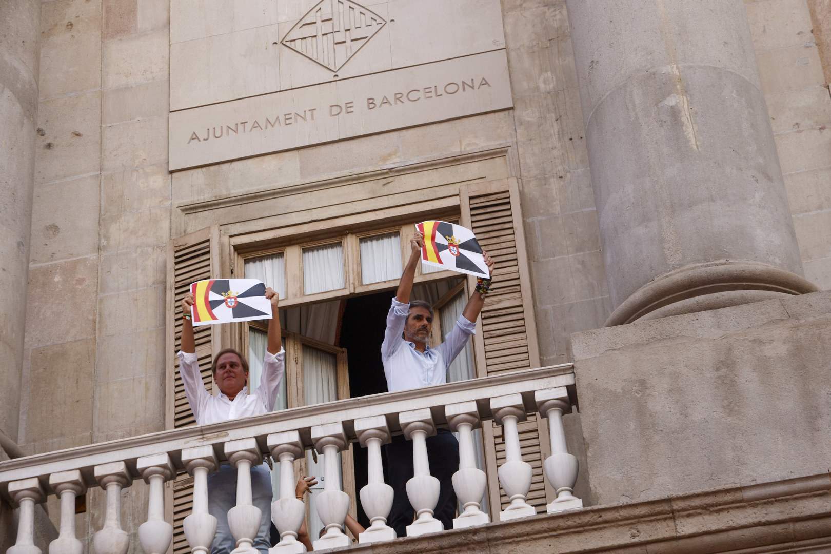 Barcelona expedienta al líder de Vox en el Ayuntamiento por hacer "uso indebido" del balcón
