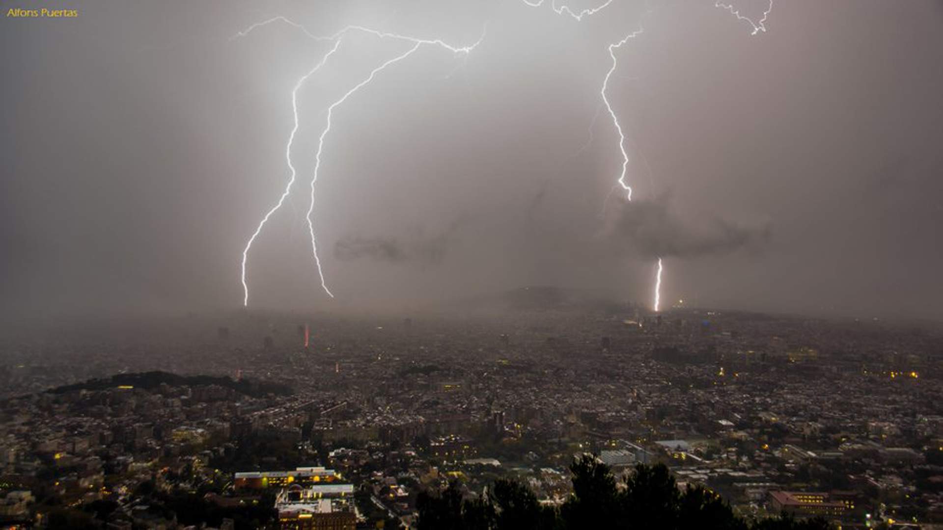 Alerta roja en Catalunya por una bomba meteorológica con diluvios e inundaciones