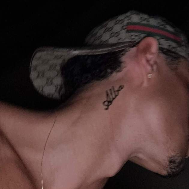 Noah Brown es tatua el nom de Bad Gyal al coll / Instagram