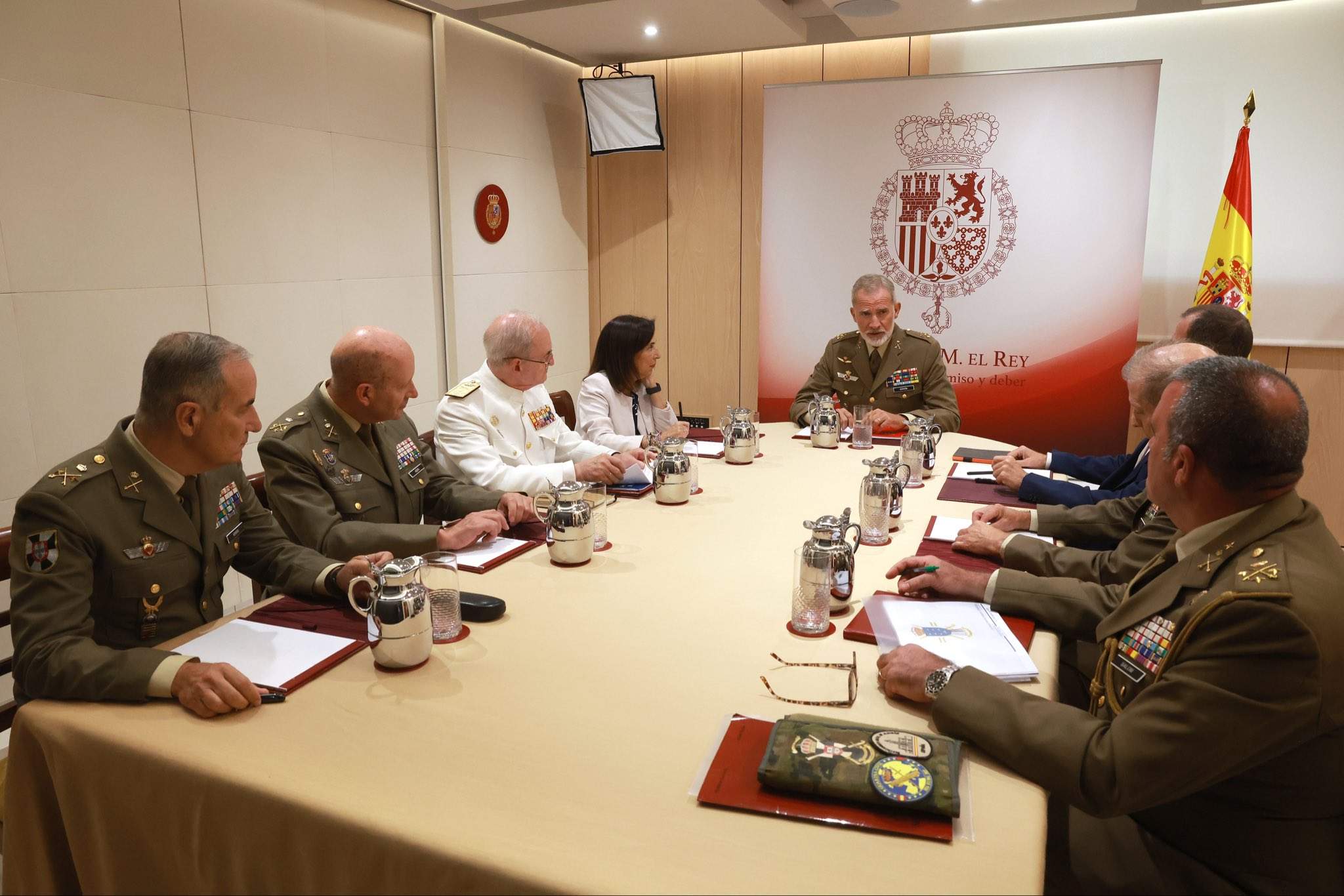 Felip VI manté una reunió amb Robles i militars per analitzar el desplegament a Ceuta