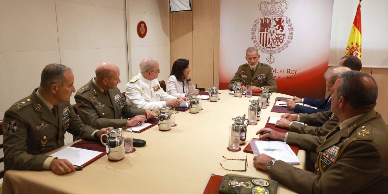 Felipe VI mantiene una reunión con Robles y militares para analizar el despliegue en Ceuta