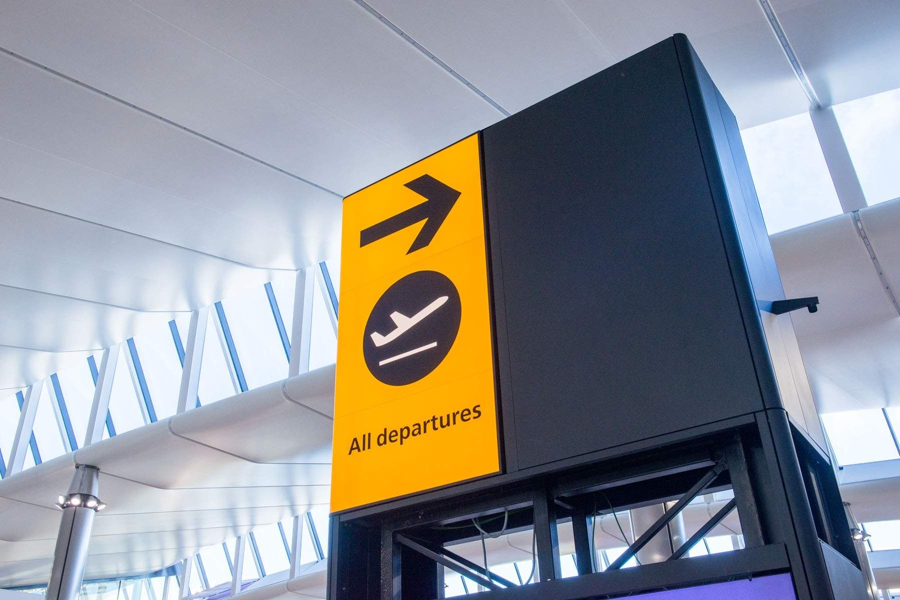 Caos aeri al Regne Unit: un error tècnic obliga a cancel·lar més de 400 vols als principals aeroports