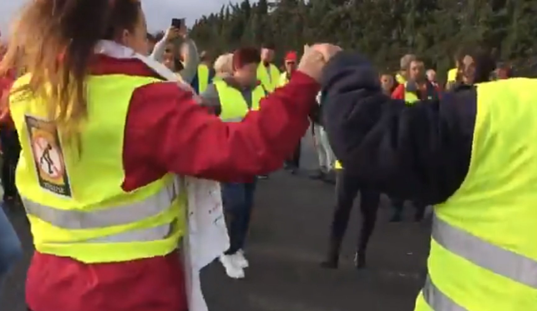 Vídeo: Tallen carreteres tot ballant sardanes, però no són CDR