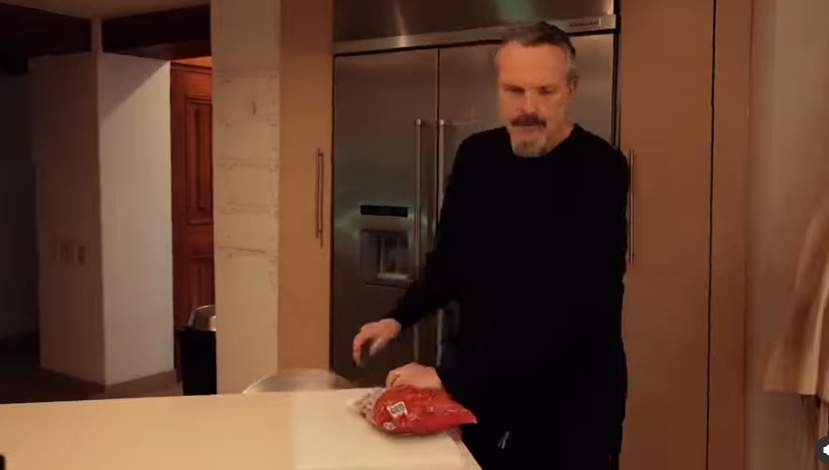 Bosé a la cuina dona cacauets als esquirols, Ig Bosé a la cuina dona cacauets als esquirols, Ig