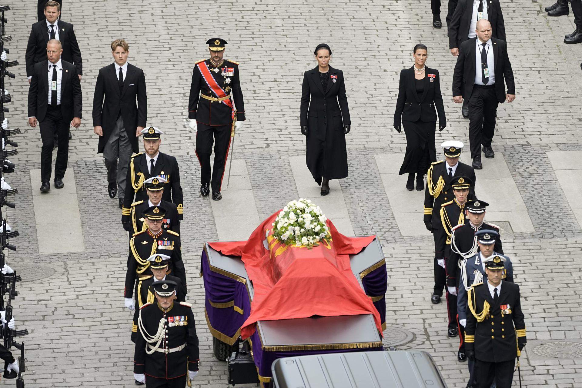 Noruega s'acomiada del rei Harald amb el fill de la nova reina, condemnat per violació, destacat al funeral