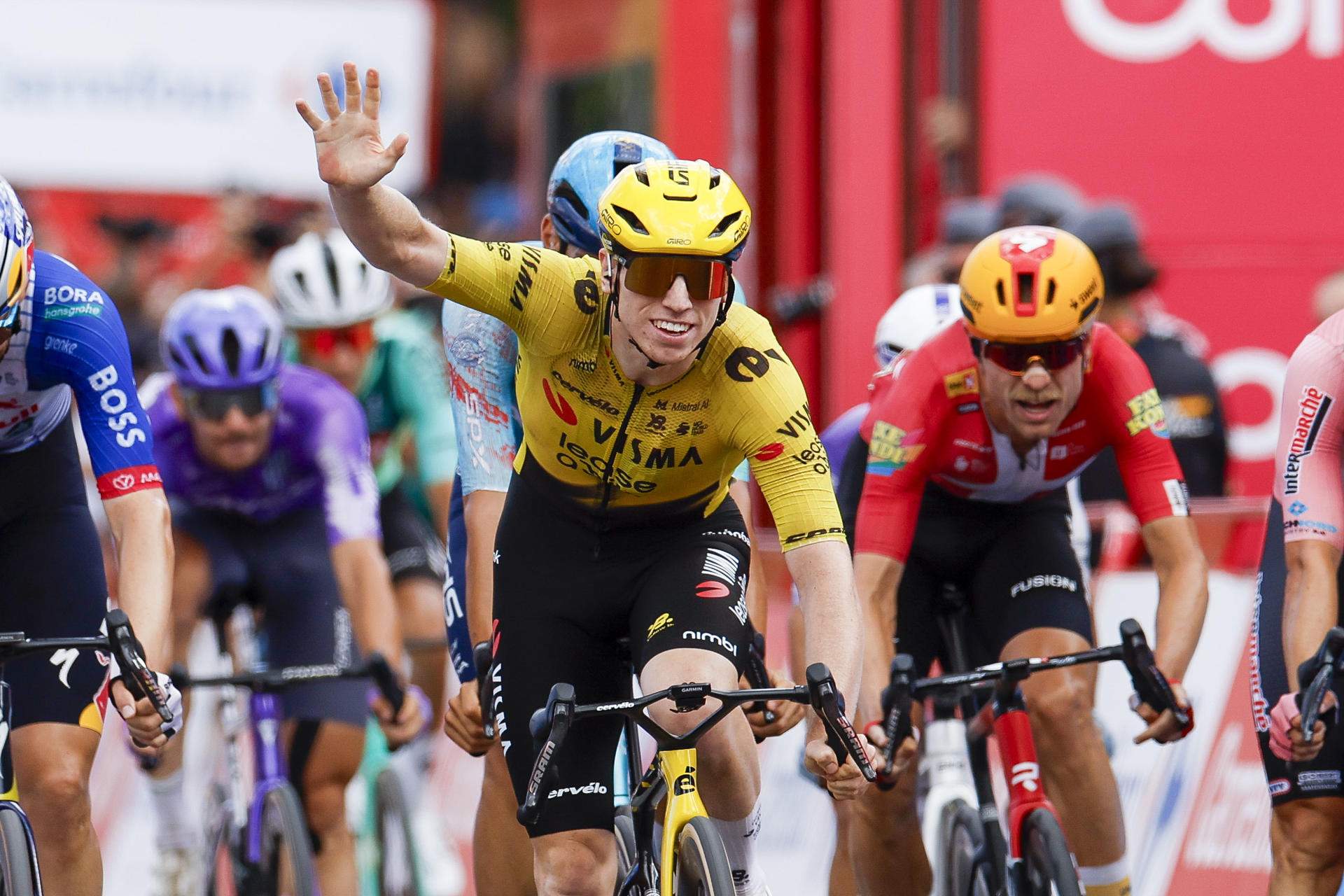 Brennan guanya a Sevilla i repeteix victòria a la Vuelta mentre Mas continua vestint el vermell