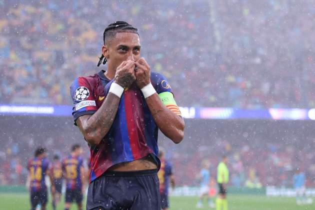 Raphinha petó escut Barça Feyenoord / Foto: Europa Press Raphinha petó escut Barça Feyenoord / Foto: Europa Press