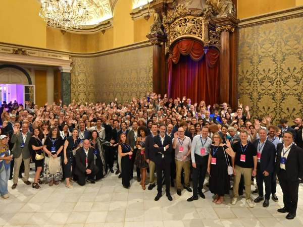 La trobada Hola se celebrat al Palau de Pedralbes. La trobada Hola se celebrat al Palau de Pedralbes.