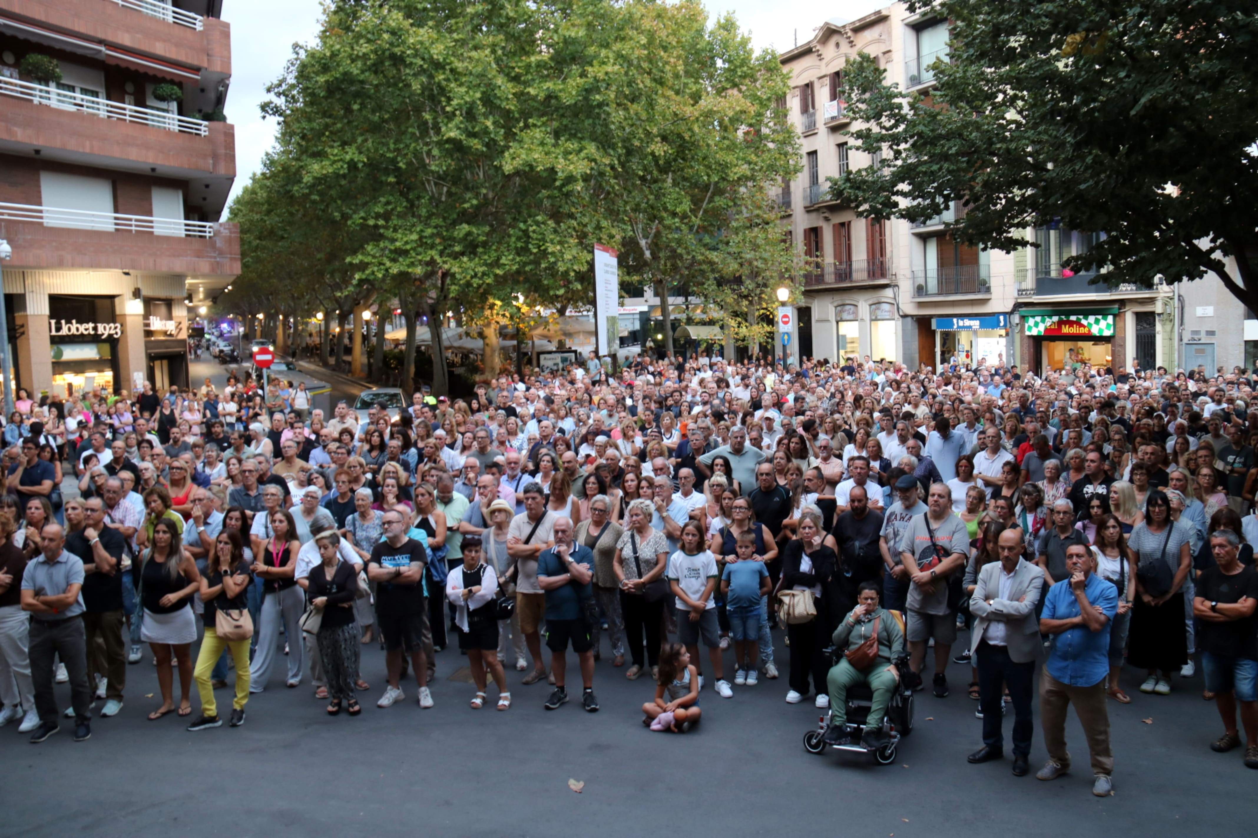 Més d'un miler de manresans tornen a sortir al carrer per reclamar més seguretat després del crim del Carles