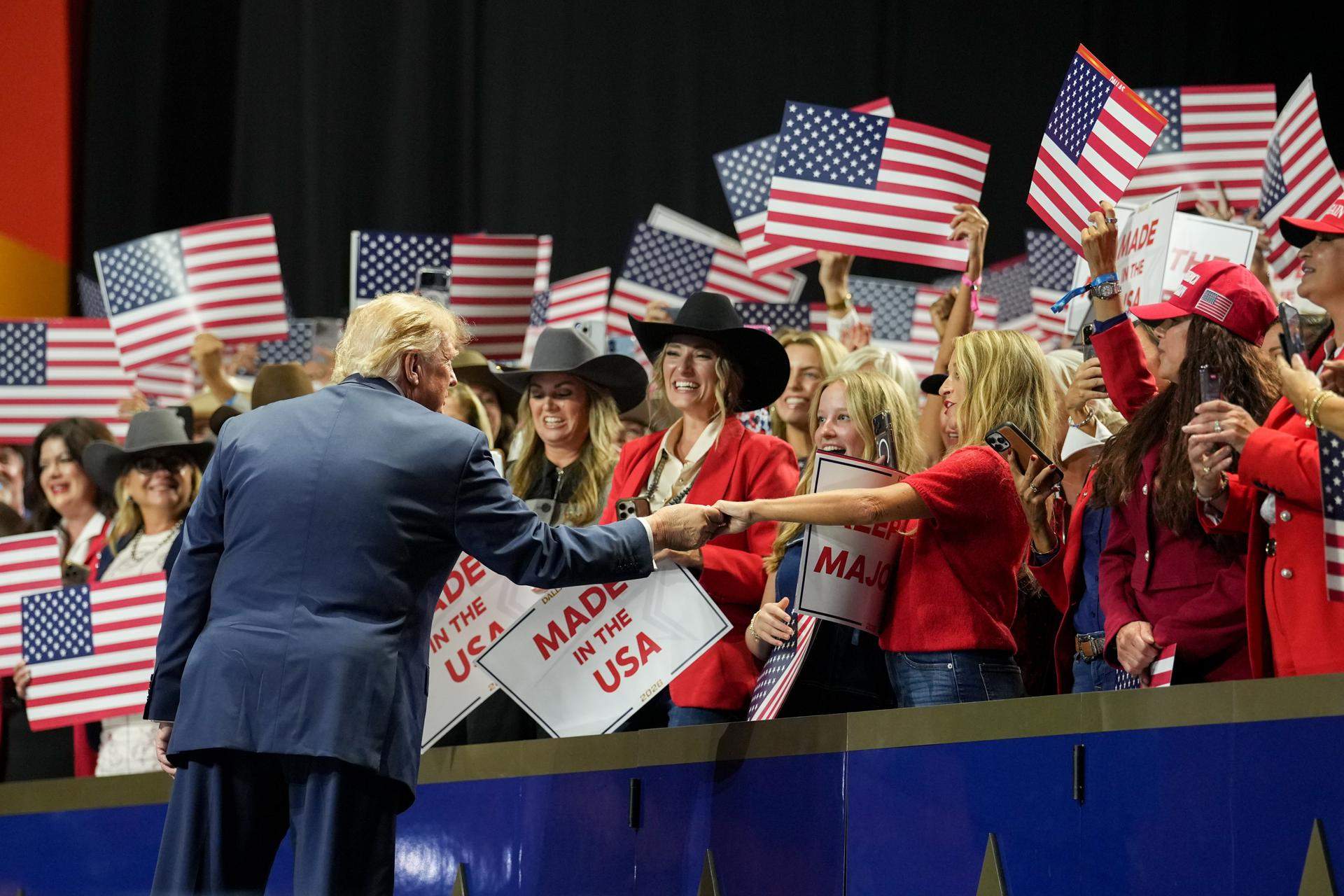 El escenario es de Trump: poder, ficción y adulación en Dallas
