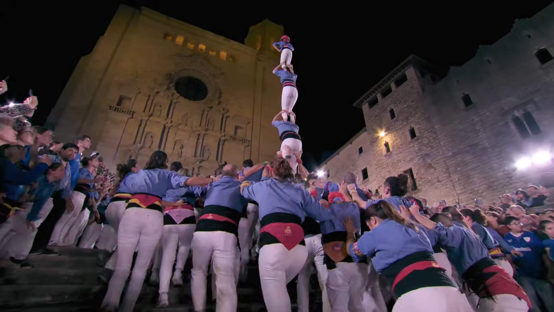 Els Amics de les Arts emocionen amb "Encara som aquí", una història de superació castellera