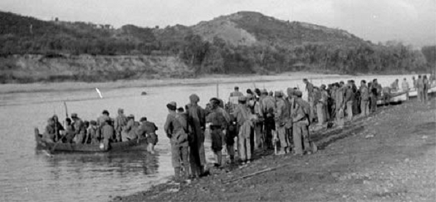 Soldados republicanos en retirada atraviesan el Ebro con una barca civil (2). Fuente Espacio Memorial Batalla del Ebro