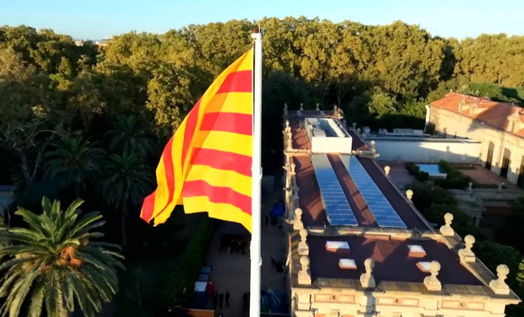 La senyera ja oneja al Parlament La senyera ja oneja al Parlament