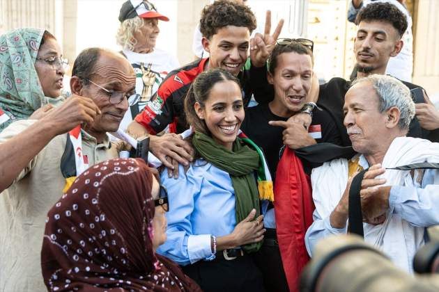 EuropaPress 7763715 varios saharauis junto diputada sumar tesh sidi celebran aprobacion ley EuropaPress 7763715 varios saharauis junto diputada sumar tesh sidi celebran aprobacion ley
