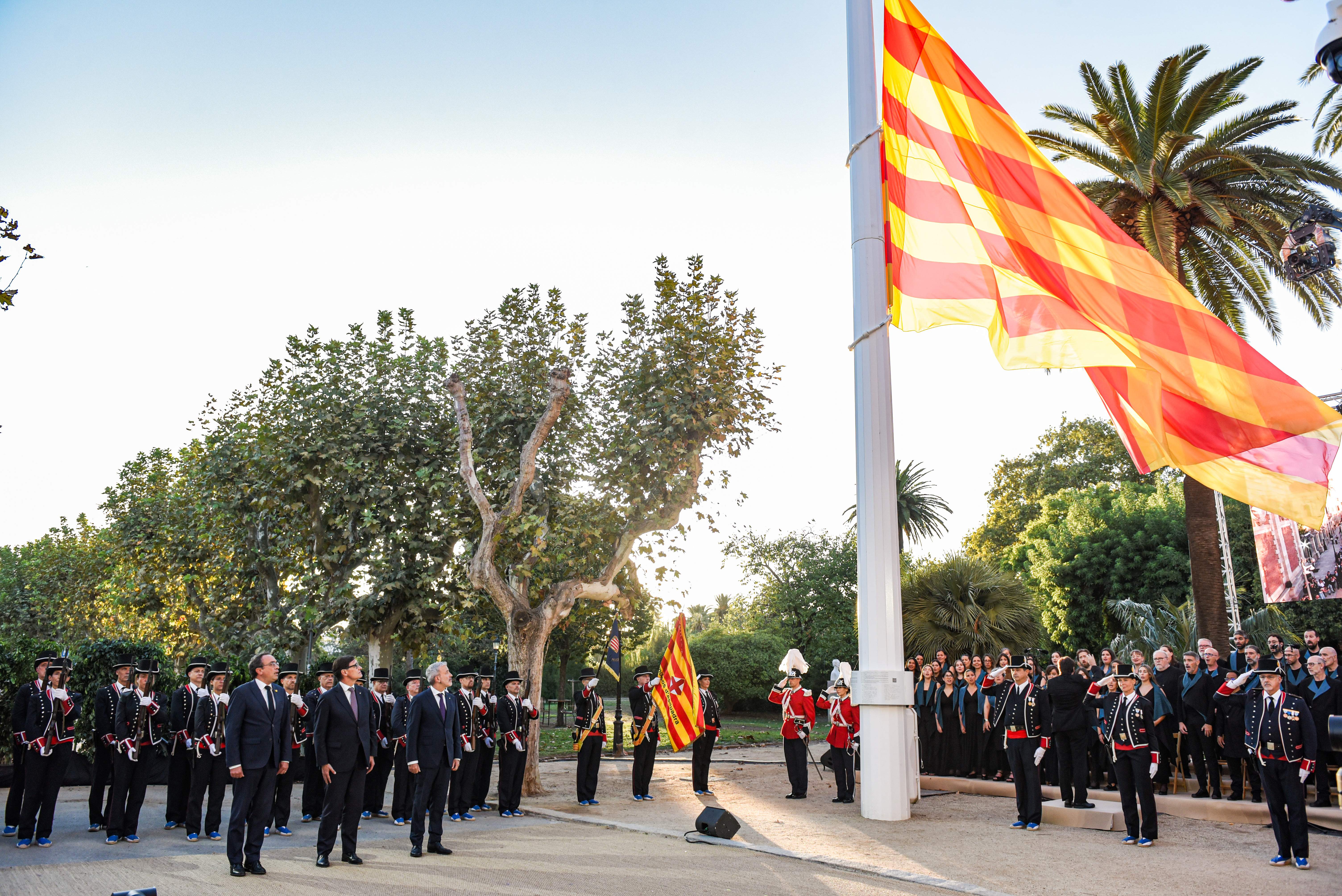 La solemne hissada de la gran senyera engega la Diada nacional i el mil·lenari del Parlament de Catalunya