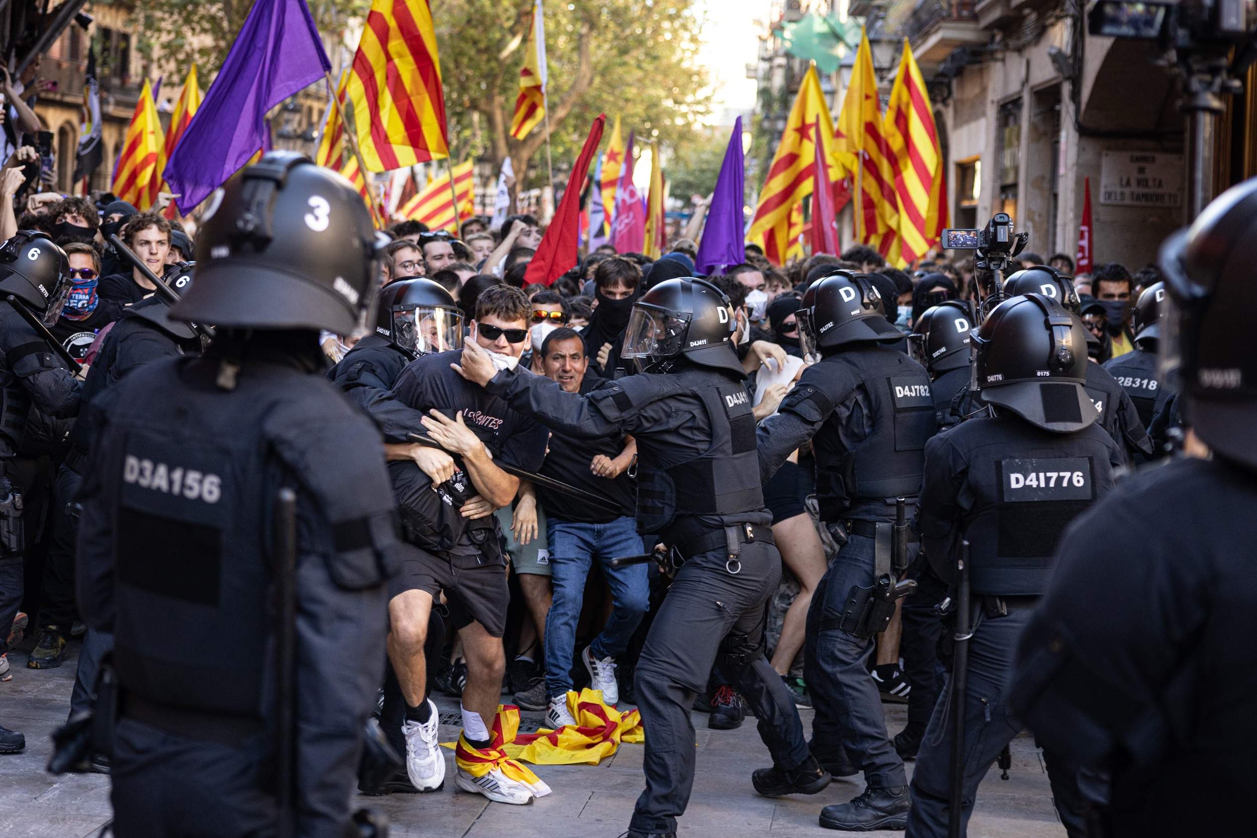 Centenars de persones proven de rebentar l'acte d'Aliança al Fossar: atacs amb pintura, càrregues i detinguts