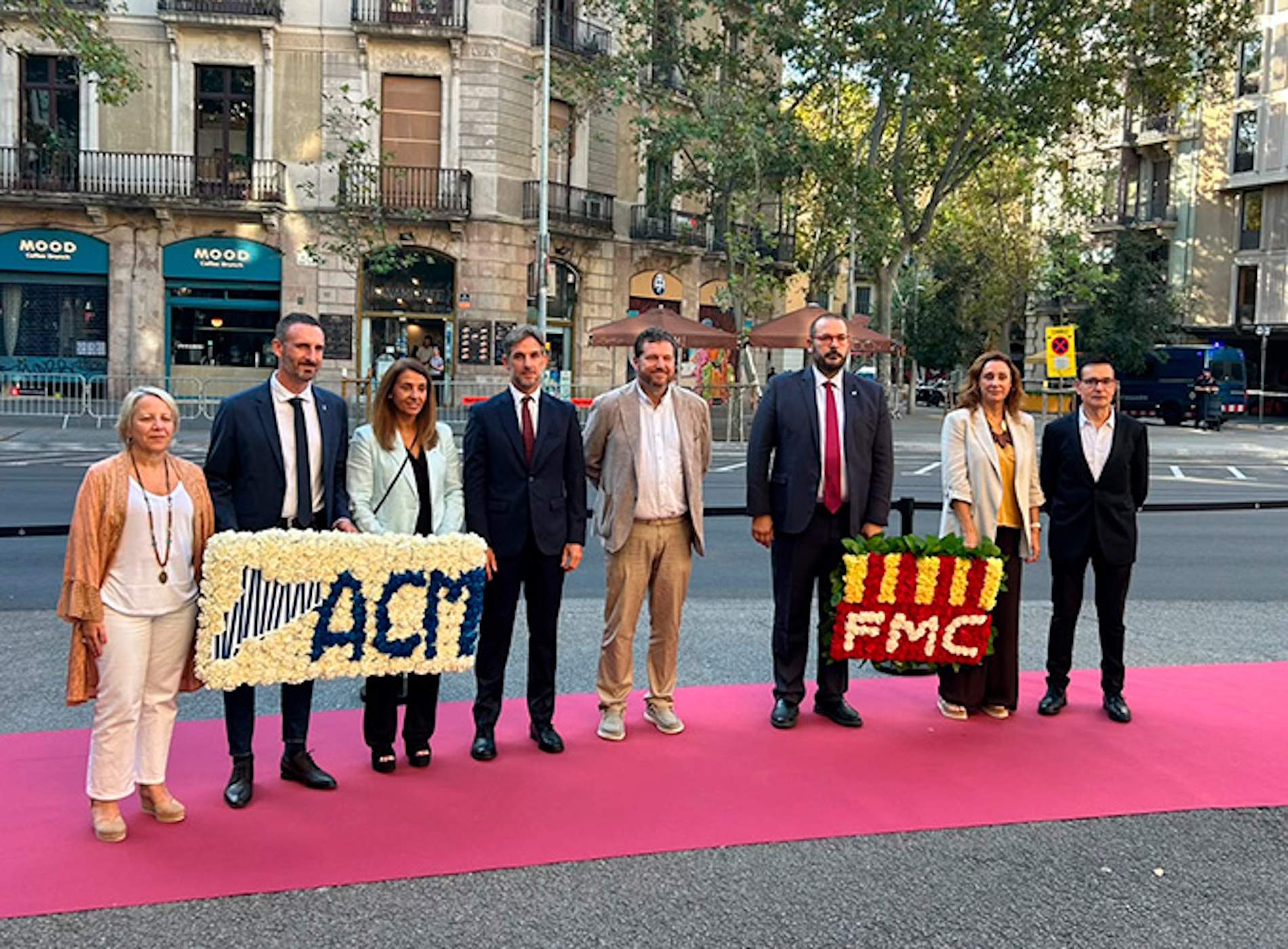 La delegació de les entitats municipalistes catalanes que han assistit a l'ofrena de la diada La delegació de les entitats municipalistes catalanes que han assistit a l'ofrena de la diada