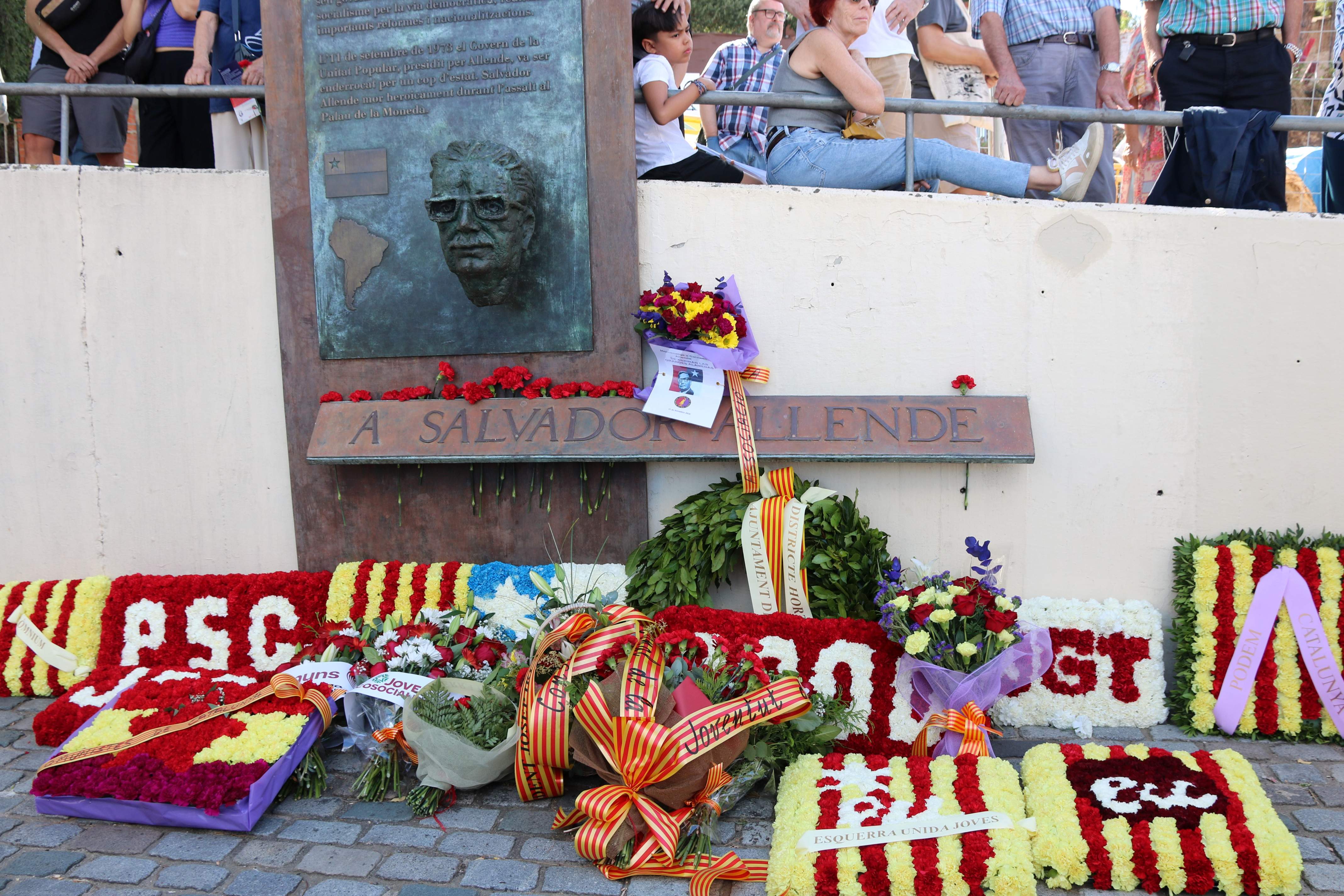 Ofrena floral en el bust en memòria de Salvador Allende al barri del Carmel (ACN) Ofrena floral en el bust en memòria de Salvador Allende al barri del Carmel (ACN)