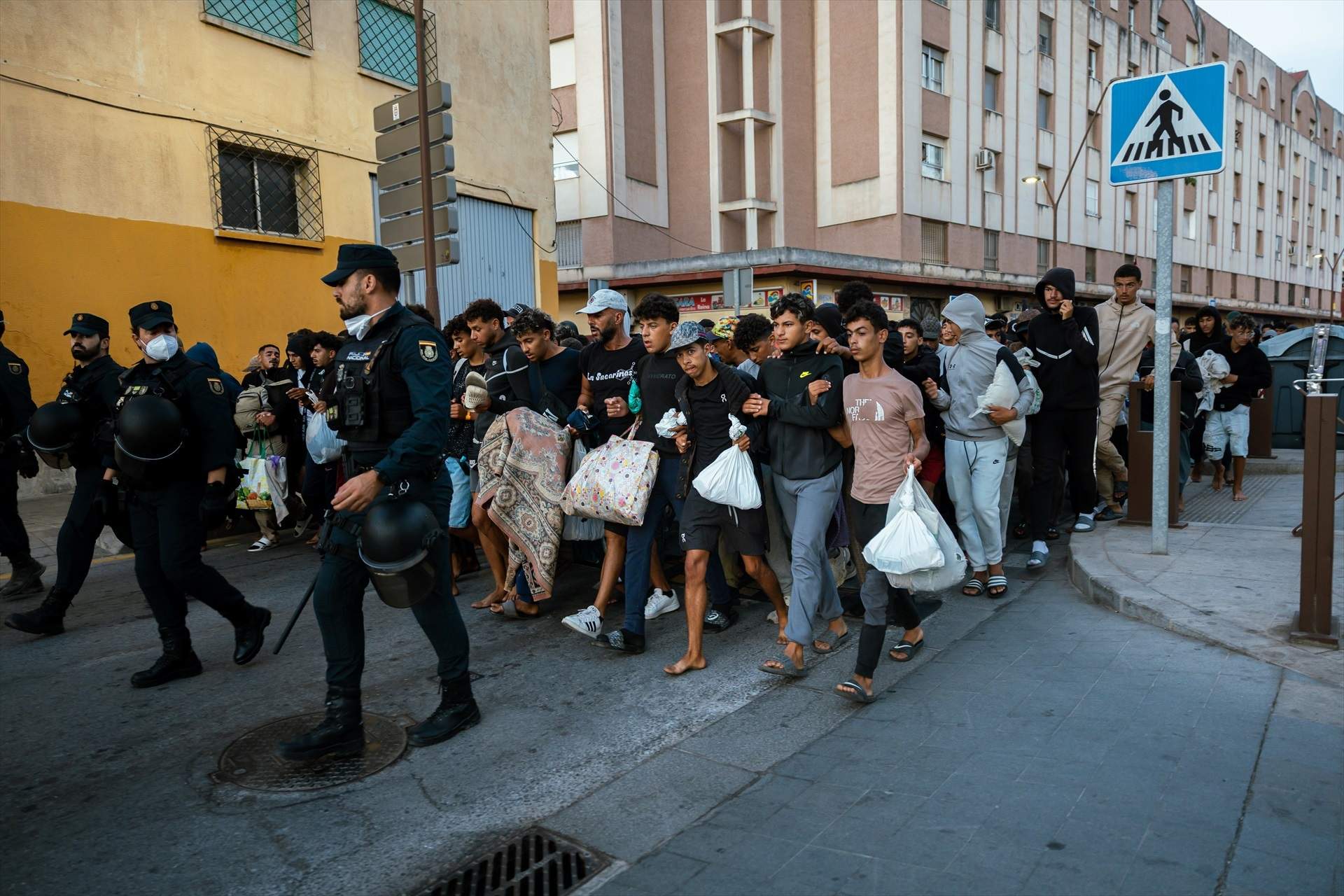 Més de 800 migrants deixen els carrers de Ceuta per entrar a Los Rosales, una antiga presó