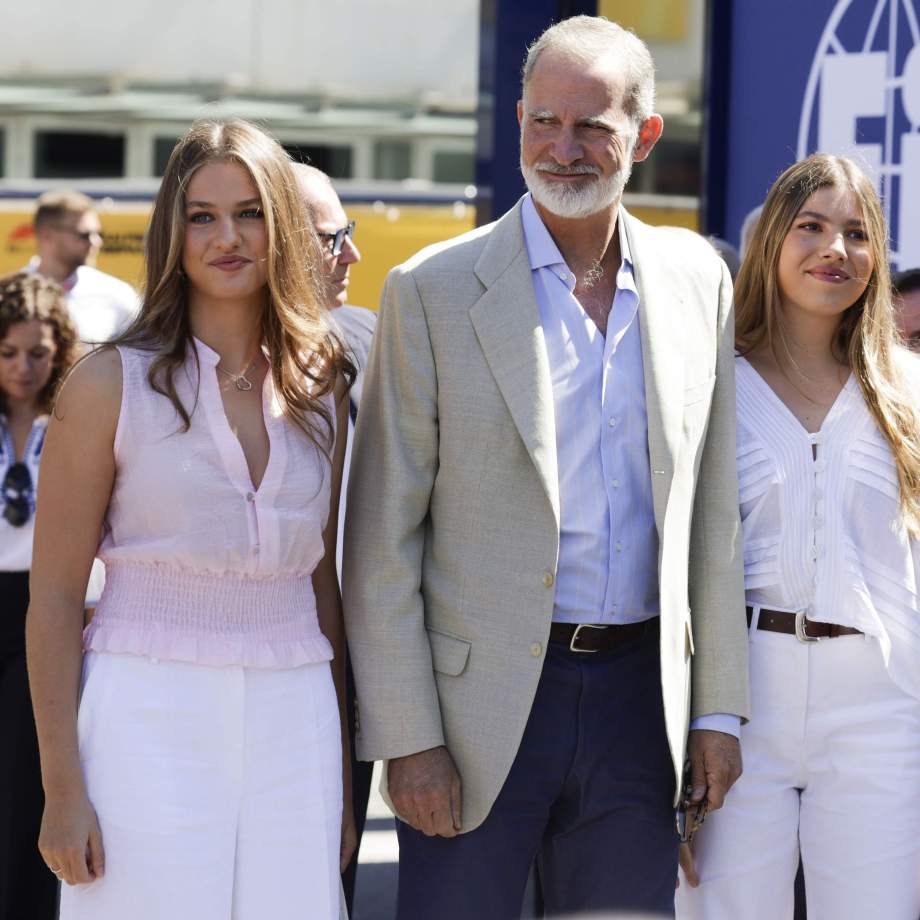 El rei Felip, la princesa Elionor i la infanta Sofía al circuit MADRING per presenciar la Fórmula 1 / EFE El rei Felip, la princesa Elionor i la infanta Sofía al circuit MADRING per presenciar la Fórmula 1 / EFE