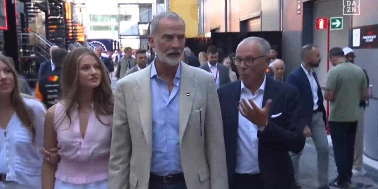 Elionor i Sofia agafade del braç arribant a l'esdeveniment de la Fórmula 1 amb el rei Felip DAZN Elionor i Sofia agafade del braç arribant a l'esdeveniment de la Fórmula 1 amb el rei Felip DAZN