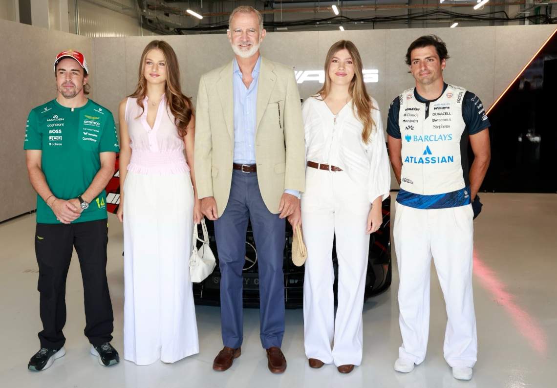 Felip, Elionor i Sofia amb Fernando Alonso i Carlos Sainz / Gtres Felip, Elionor i Sofia amb Fernando Alonso i Carlos Sainz / Gtres