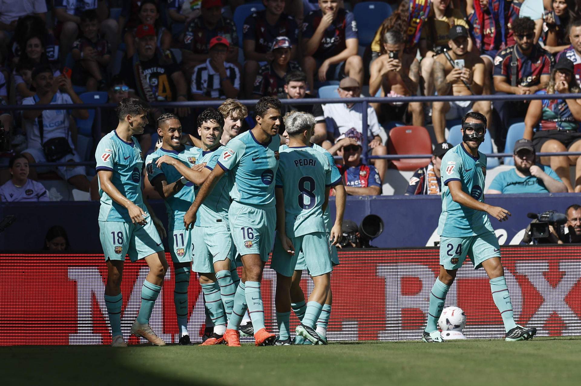 El Barça no afluixa i supera el Llevant (2-4) per mantenir el lideratge en solitari de la Lliga